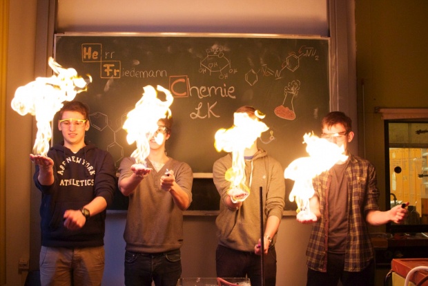 LK Chemie 2015 Brennende Hand.jpeg